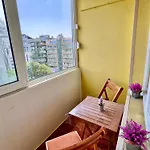 Two-bedroom Vintage Location 아파트