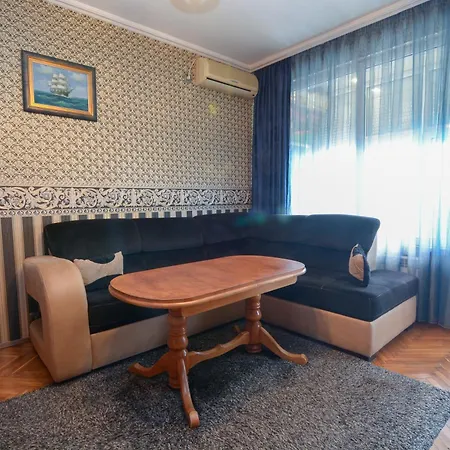 Two-Bedroom Vintage Apartment Top Location *