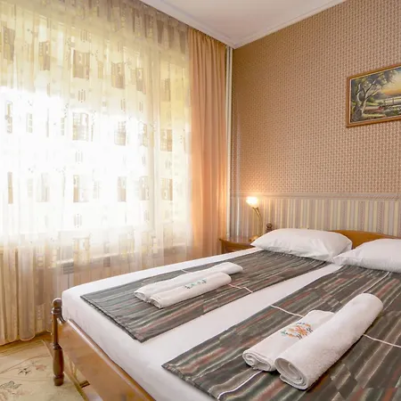 Two-Bedroom Vintage Apartment Top Location *