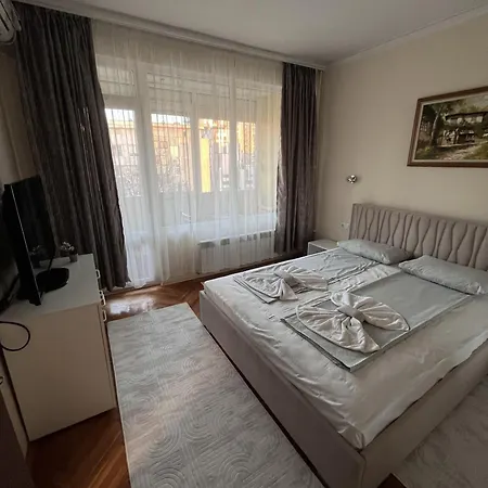 Two-bedroom Vintage Location شقة