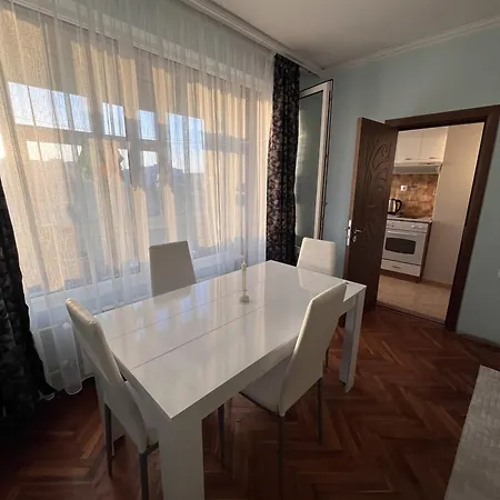 Two-bedroom Vintage Location شقة بورغاس